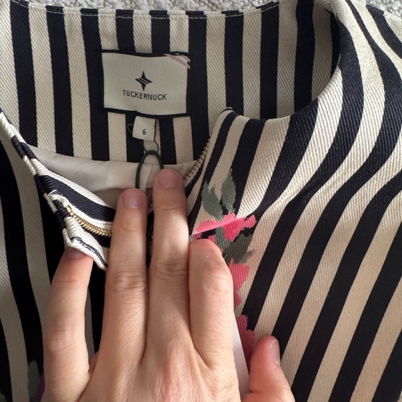 Flowering Trellis Structured Rhoda Tunic Top - Picture 3 of 3